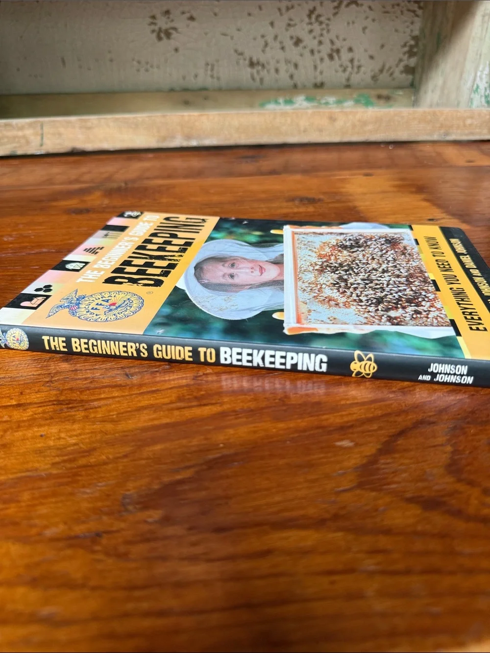 🐝 The Beginner's Guide to Beekeeping by Samantha and Daniel Johnson